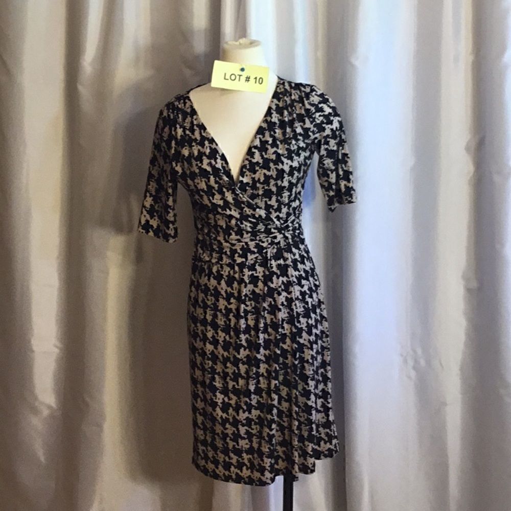V neck dress in size 6 by RONNI NICOLE in black & tan